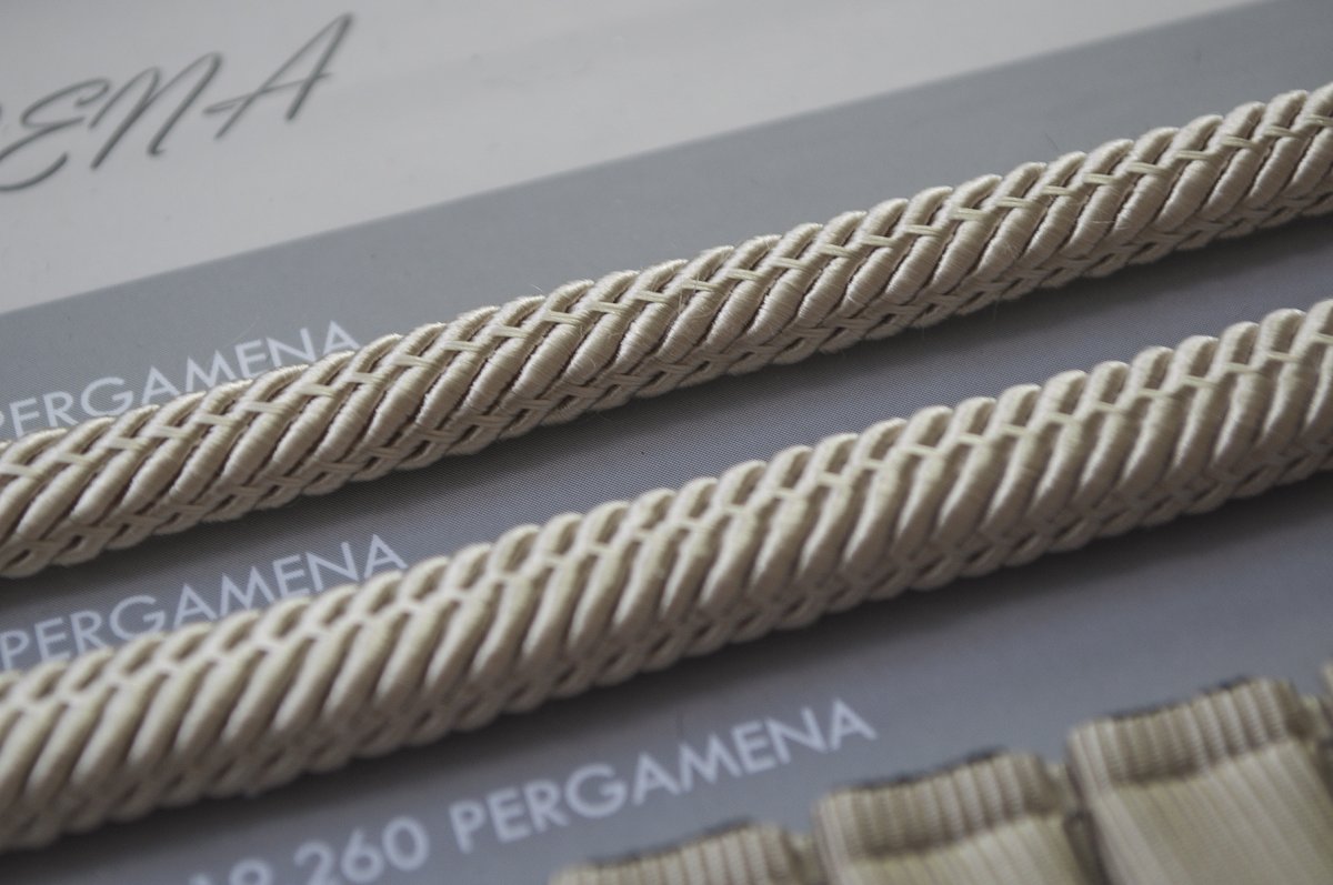 Декорирование обоев шнуром