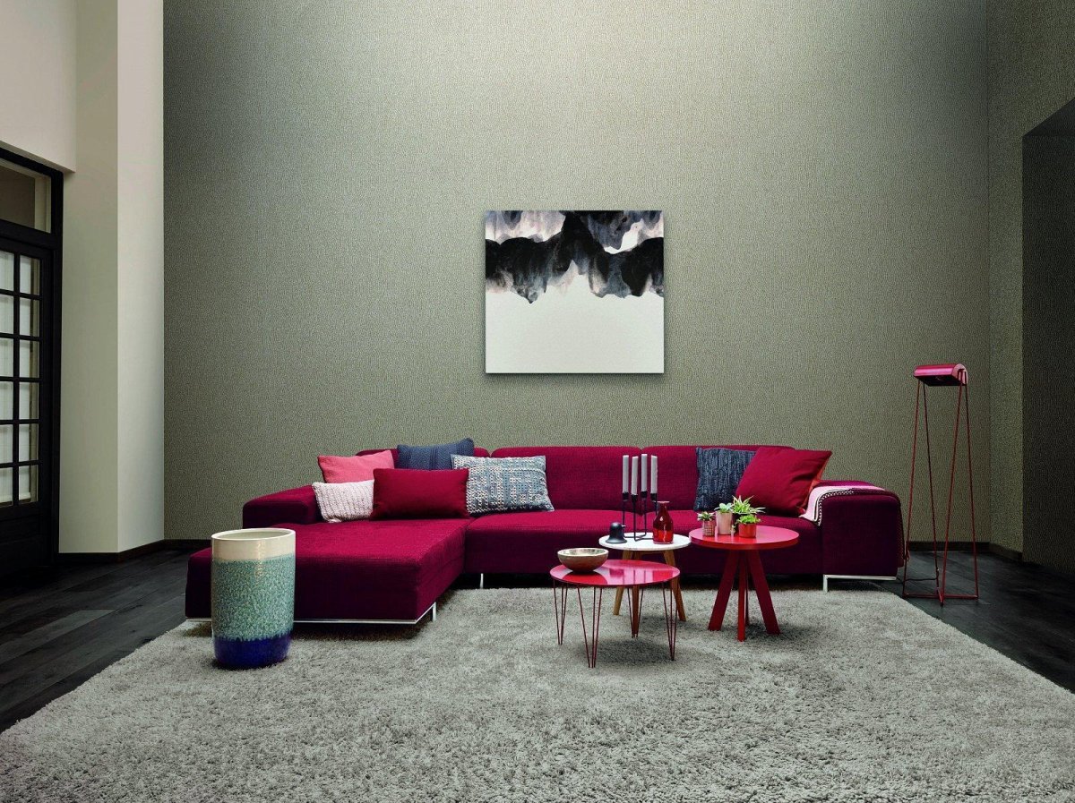 Комната с темными стенами