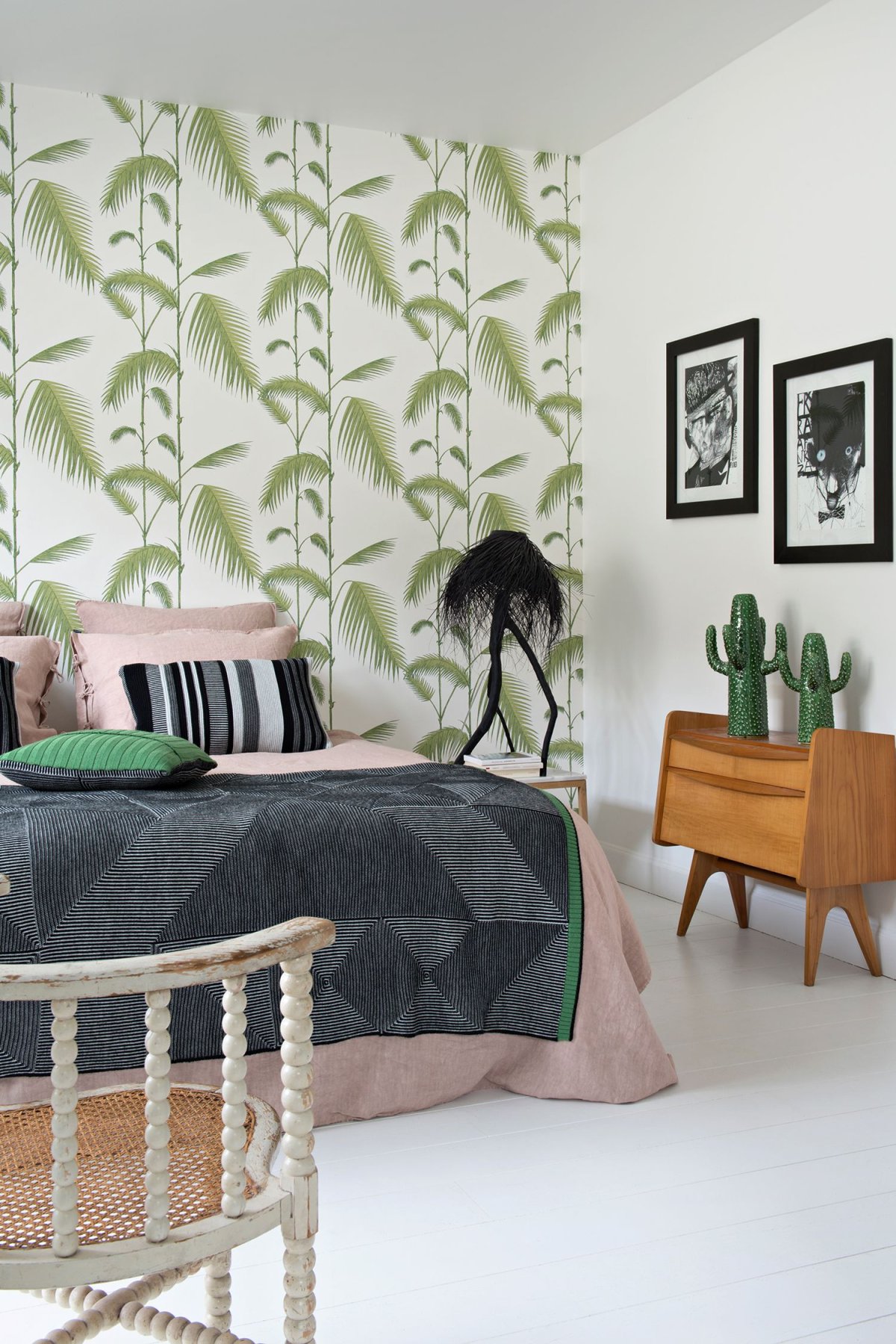 Акцентная стена в спальне листья