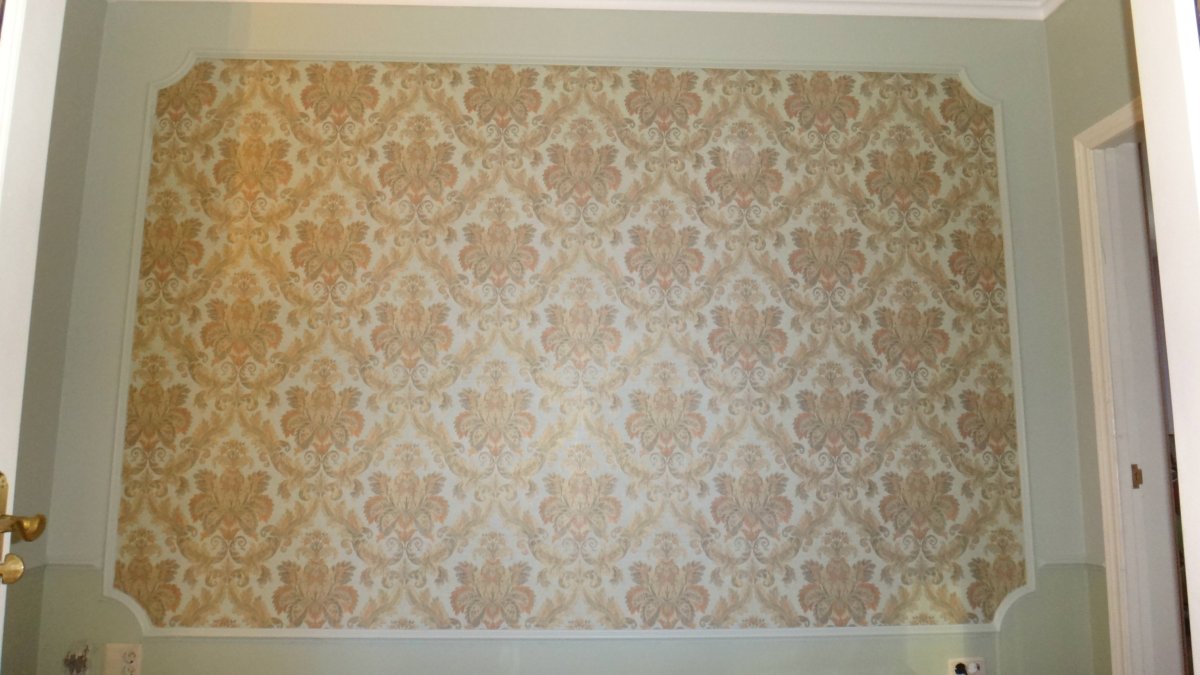 Оклейка стен двумя видами обоев