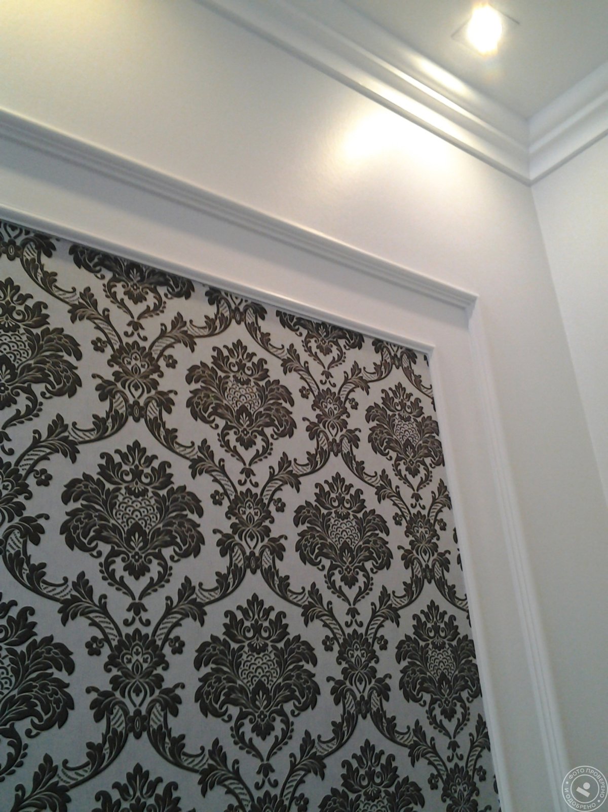 Обрамление обоев молдингом