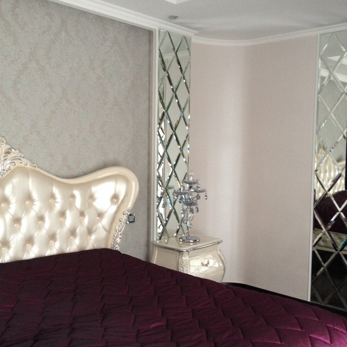 Зеркальная плитка в спальне