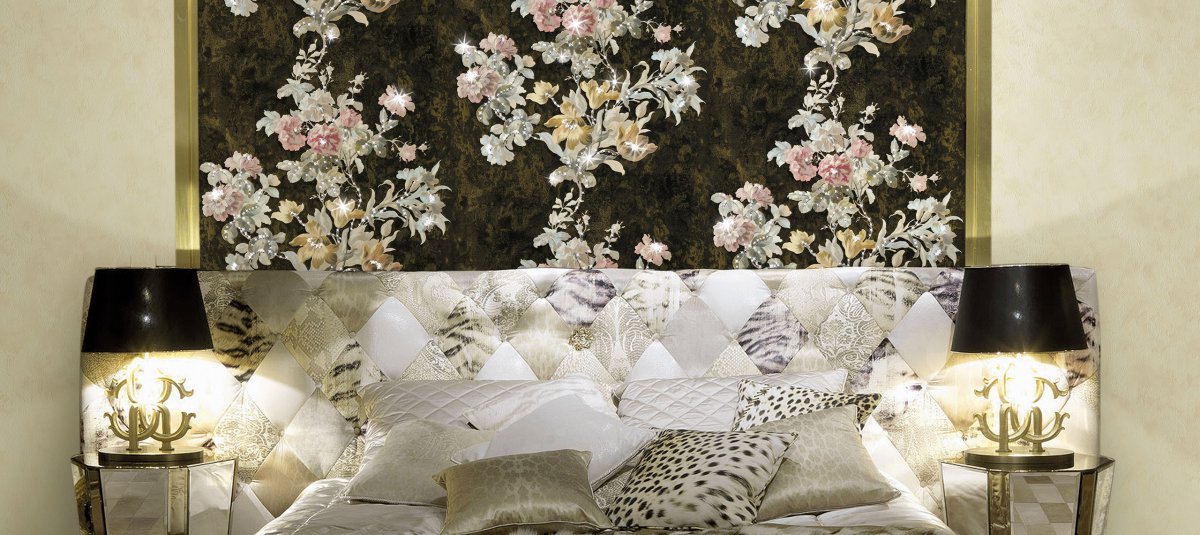 Панно крупные цветы на темном фоне в интерьере