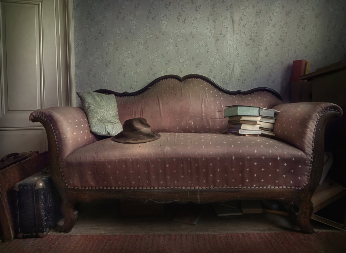 Старый пыльный диван