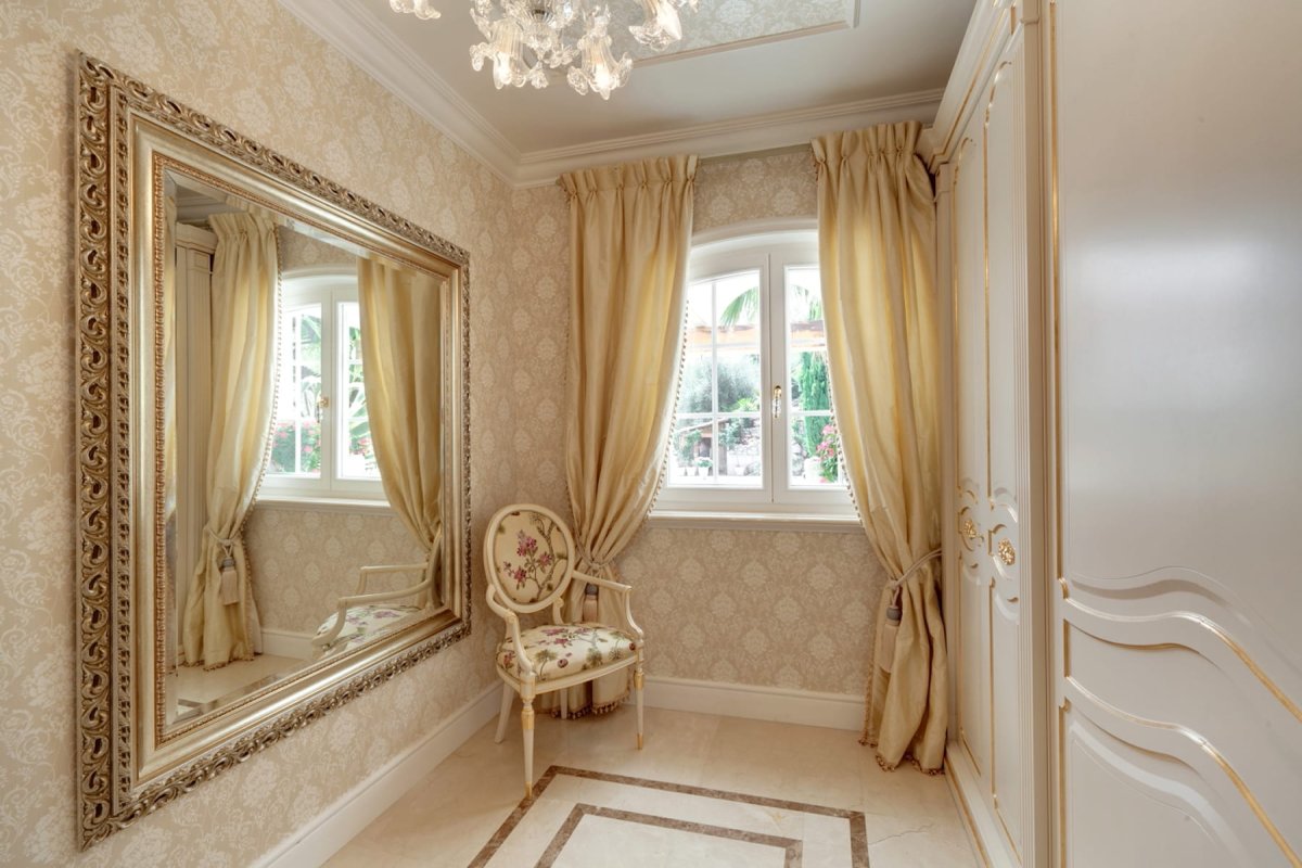 Багет в интерьере гостиной