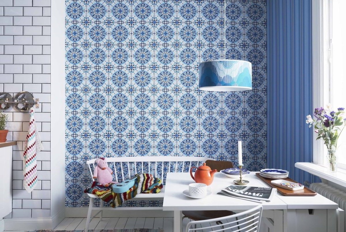 Скомбинировать обои на кухне