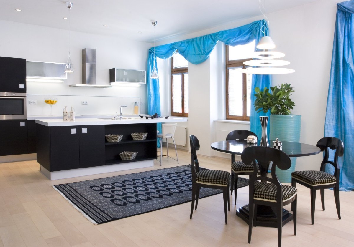 Белая кухня с голубыми акцентами