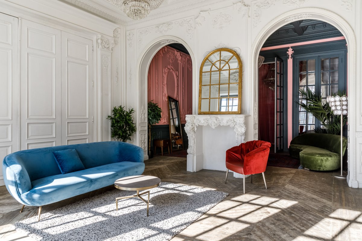 Отделка стен обоями с вензелями