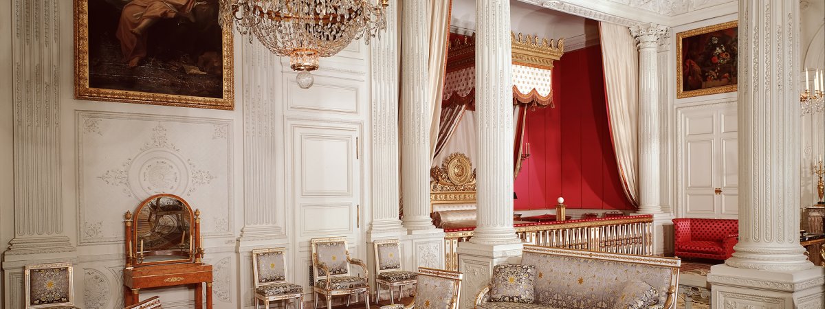 Бордовые стены в прихожей