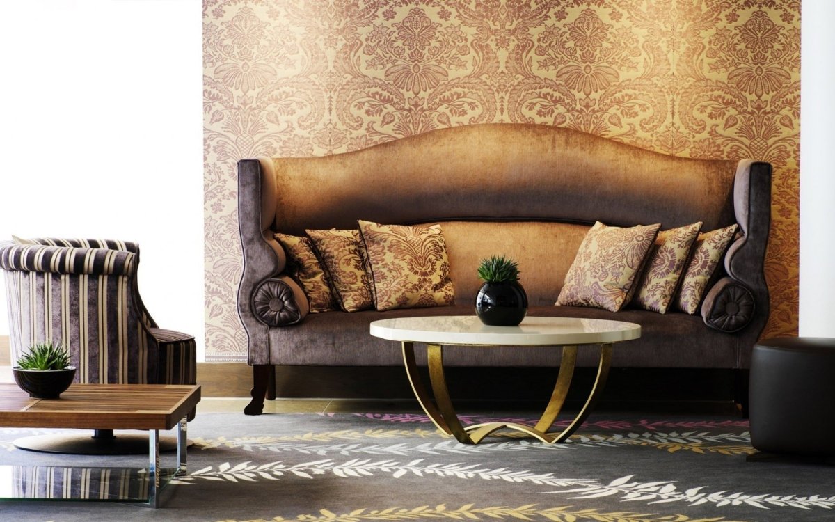 Диван с вензелями в интерьере гостиной