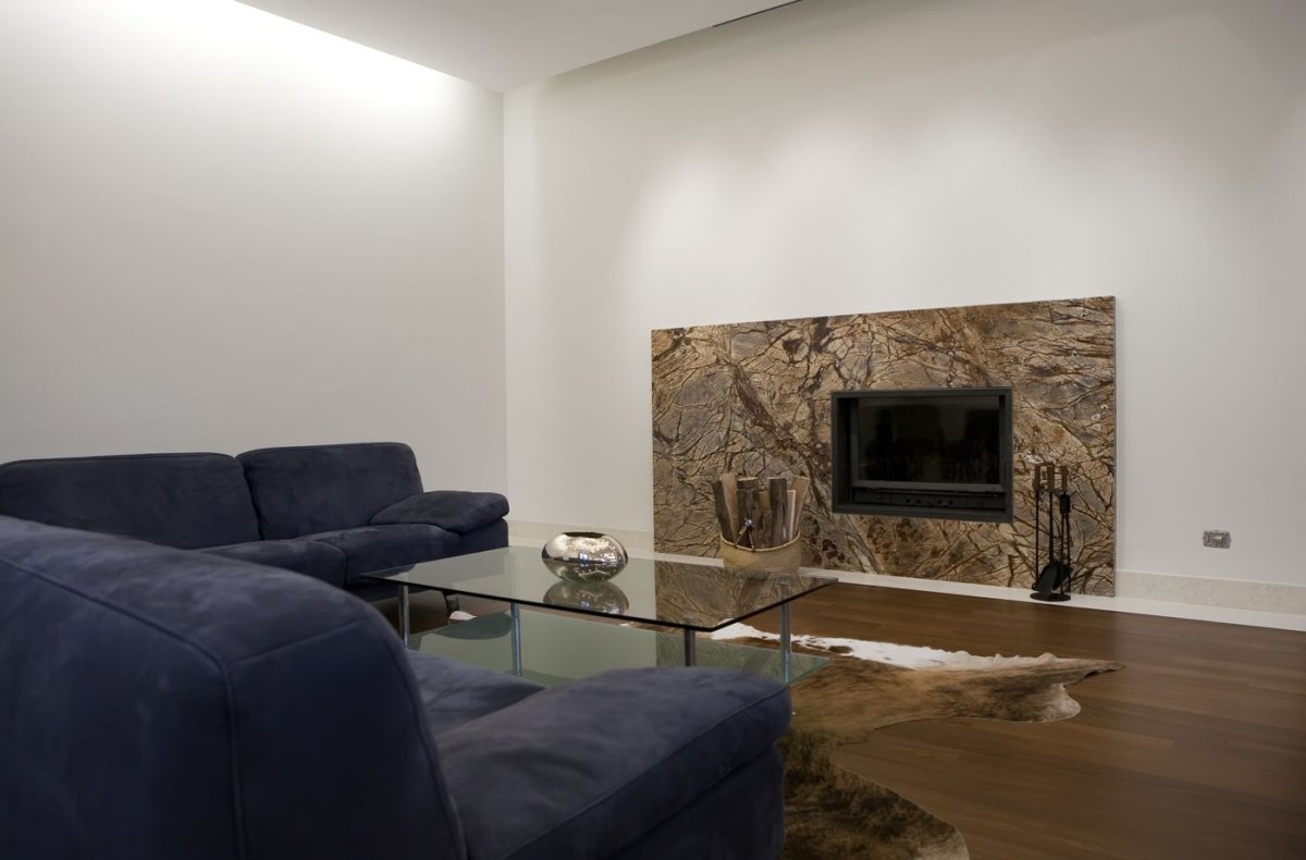 Слэбы из камня в гостиной