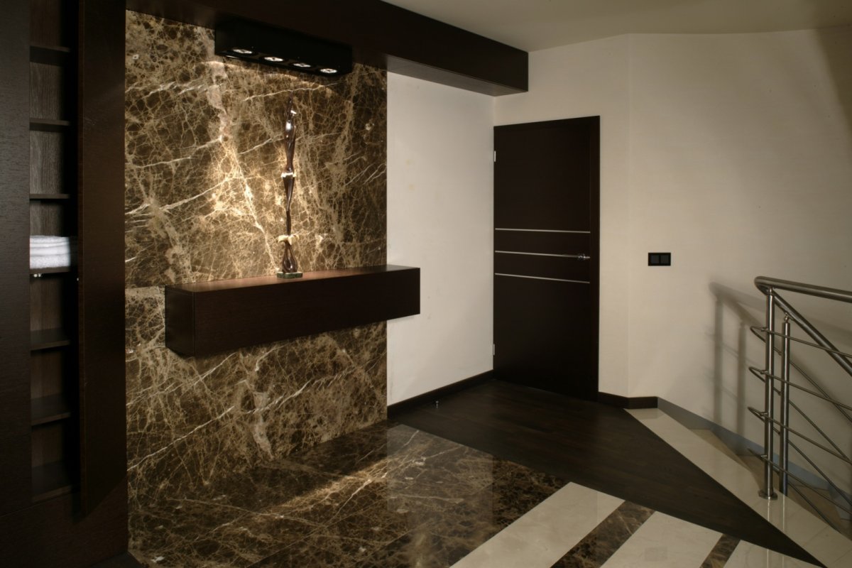 Коричневый мрамор на стене