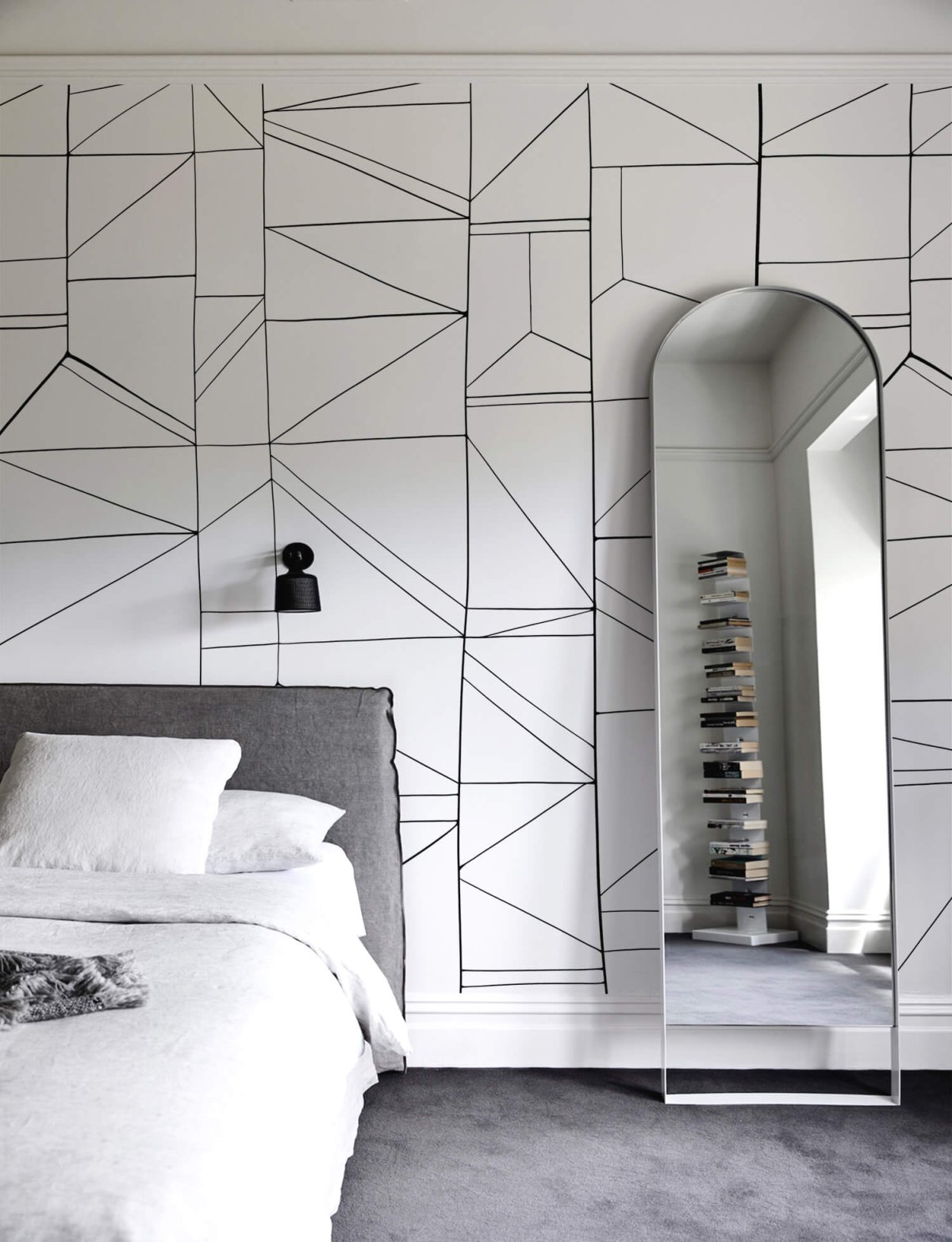 Обои с геометрическим рисунком в интерьере гостиной