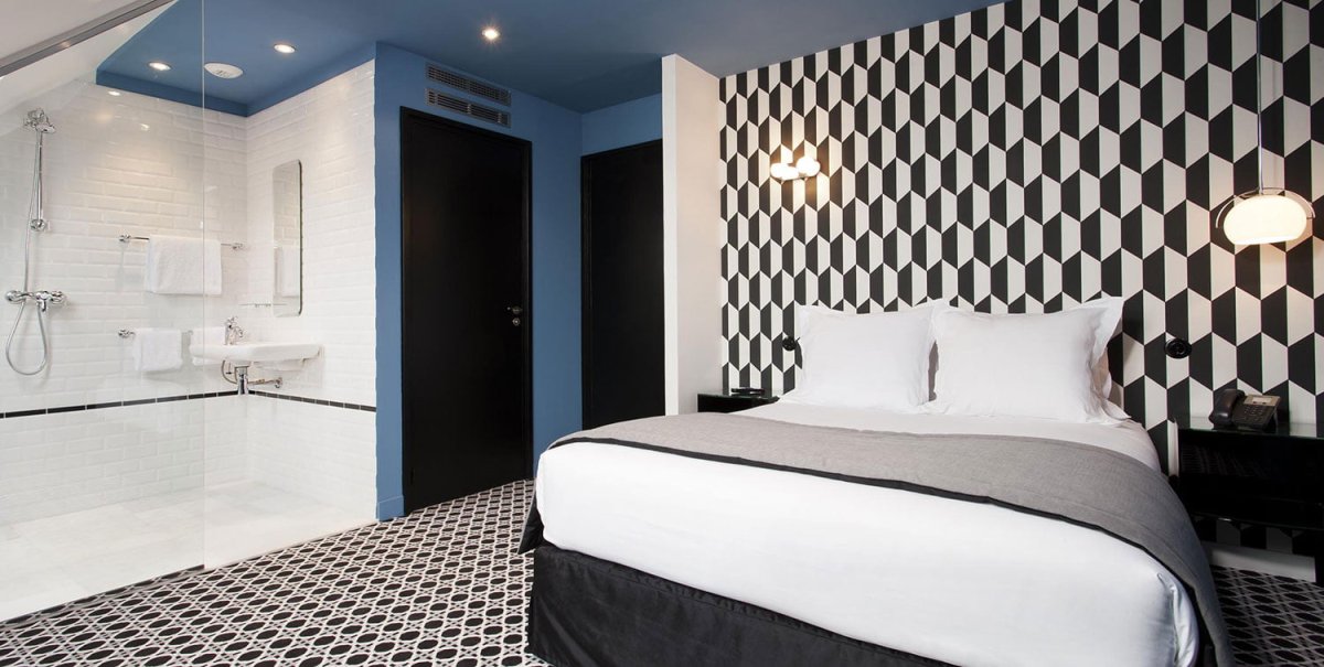 Обои с геометрическим рисунком в спальне