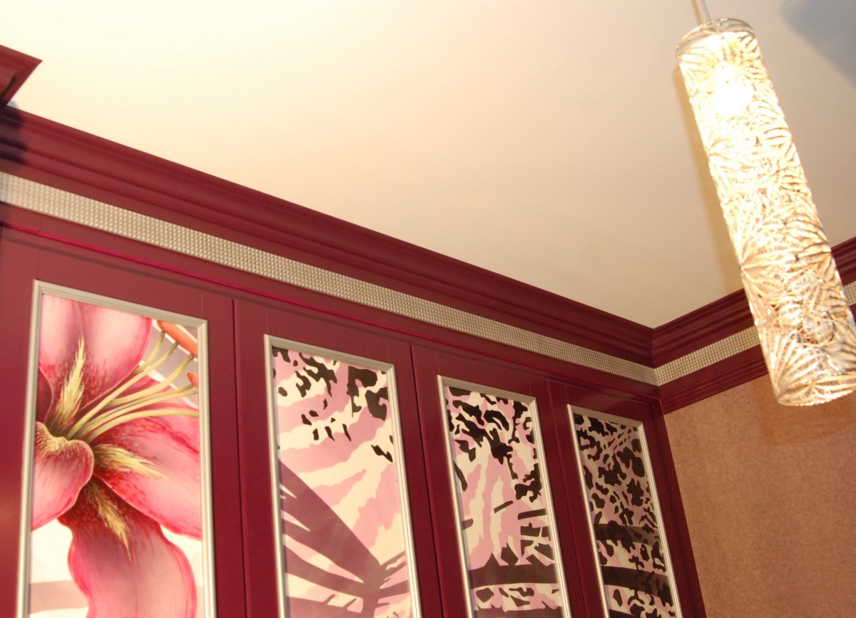 Плинтус потолочный цветной