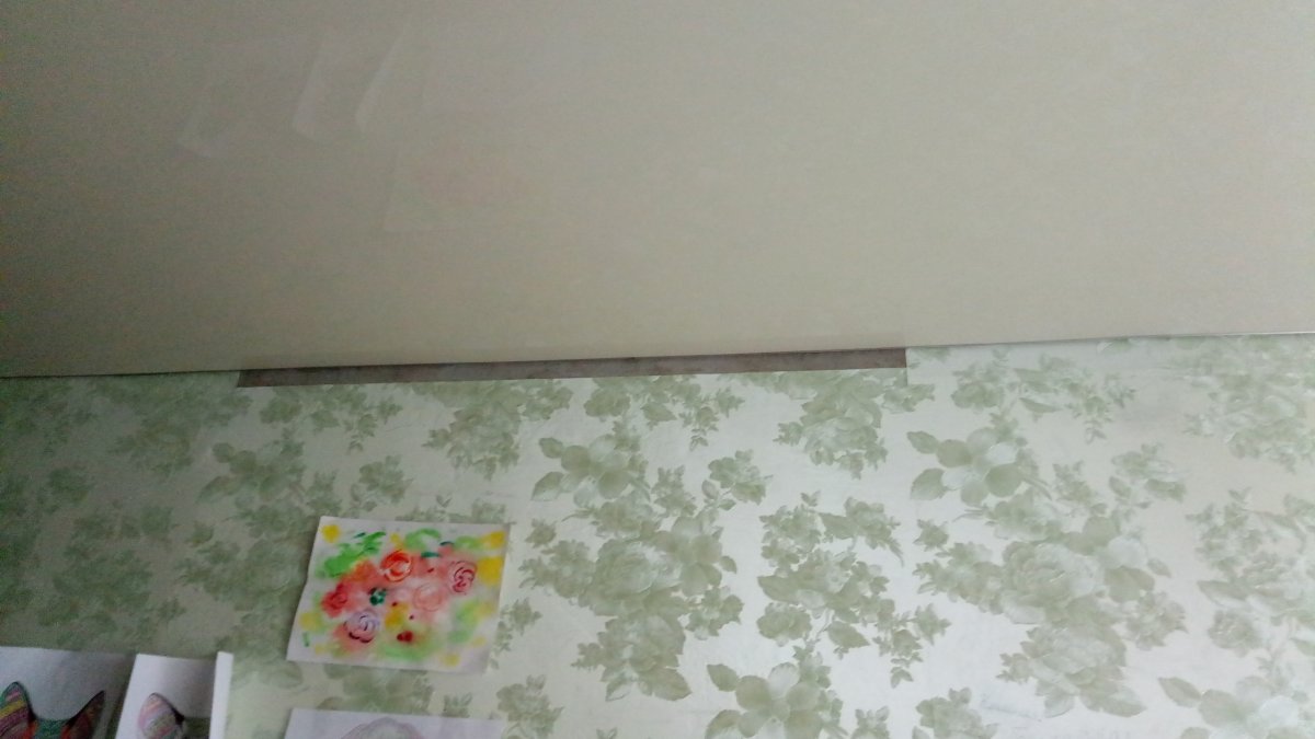 Поклеить обои без плинтуса