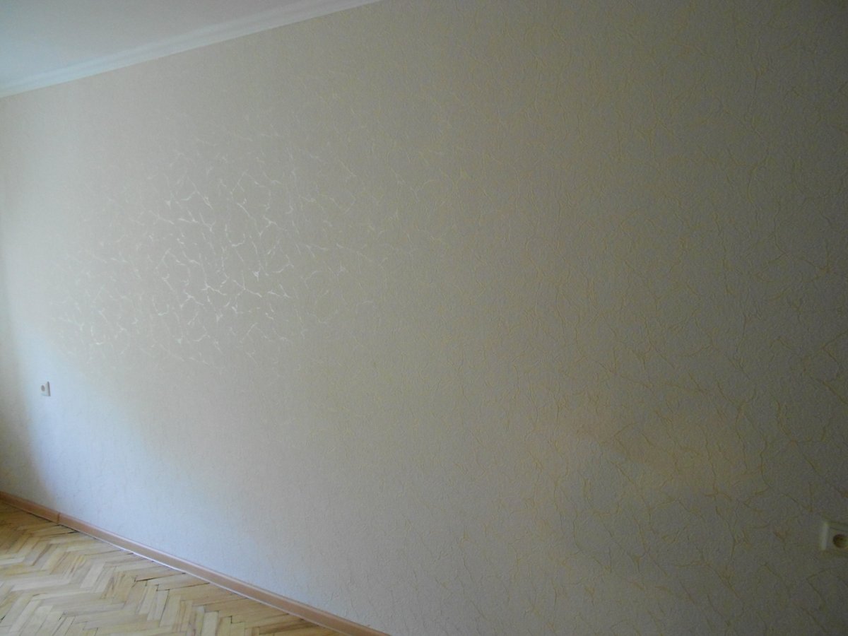 Обои и потолок без плинтуса