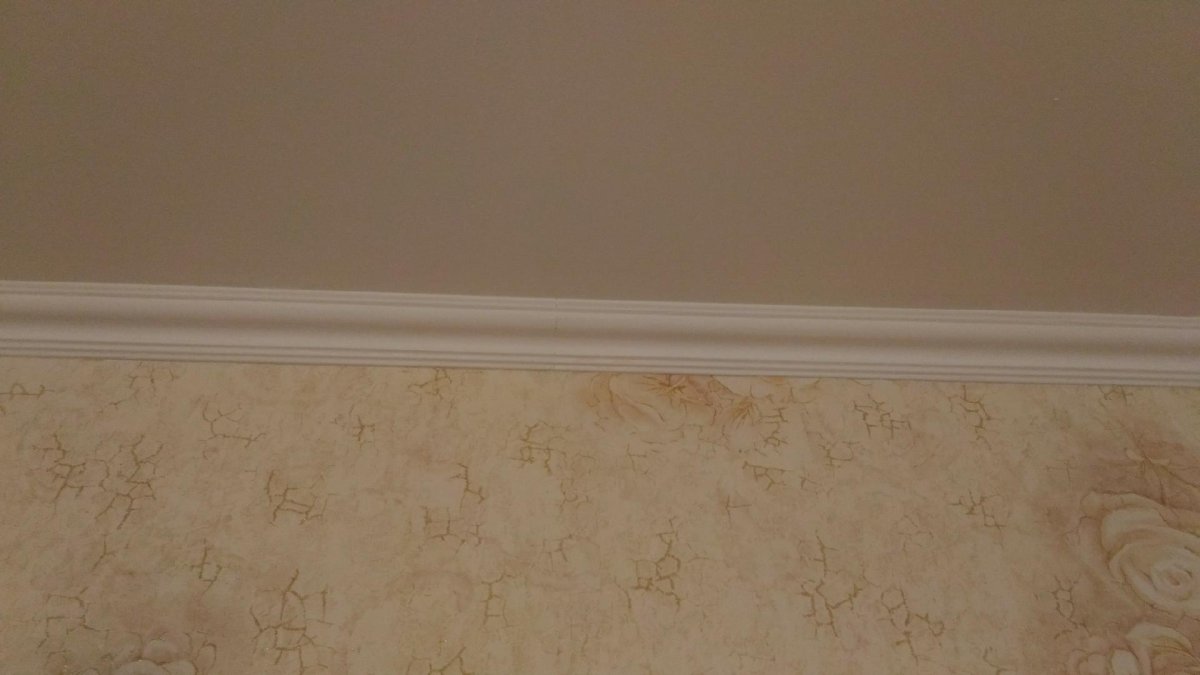 Плинтус потолочный