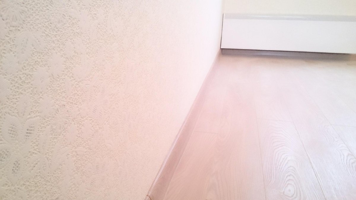 Ламинат светлый розоватый