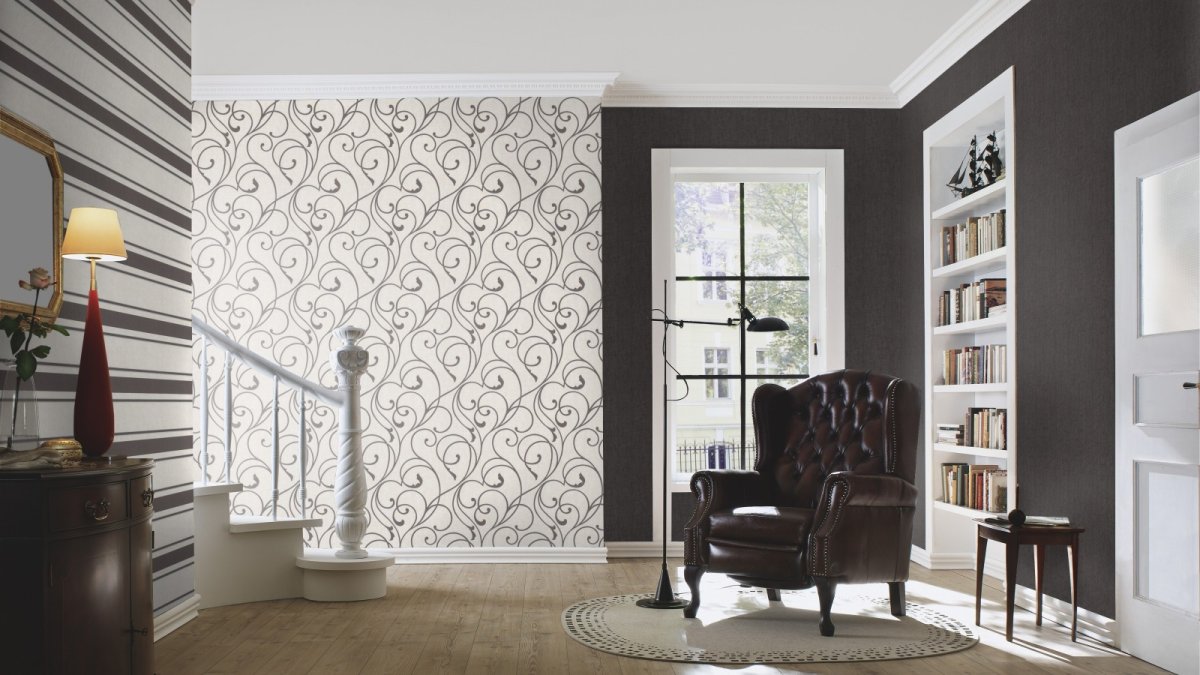 Обои с орнаментом в интерьере гостиной