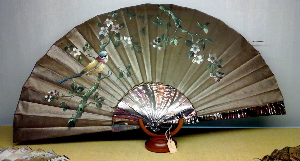 Лаковый веер с перламутром