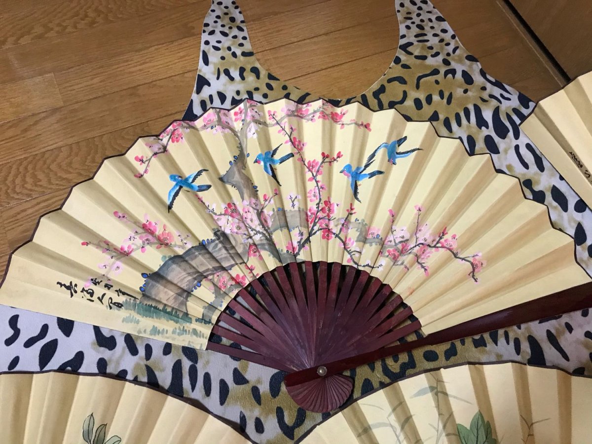 Японский веер на стене