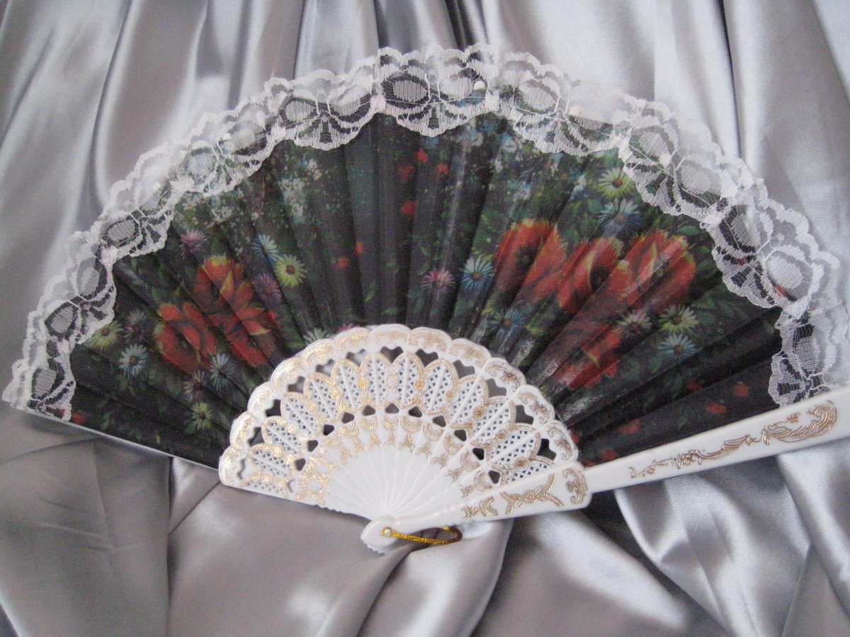 Японка с веером