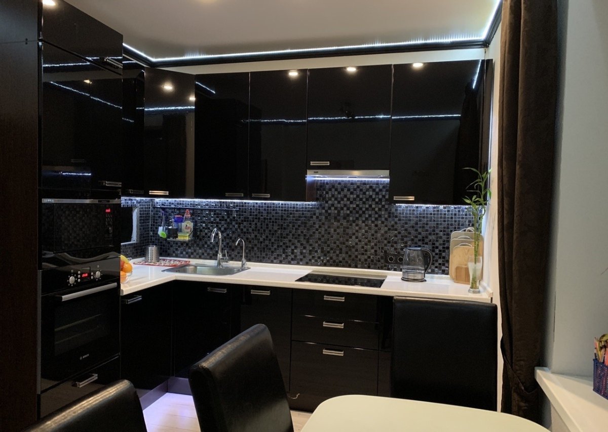 Темно синяя кухня