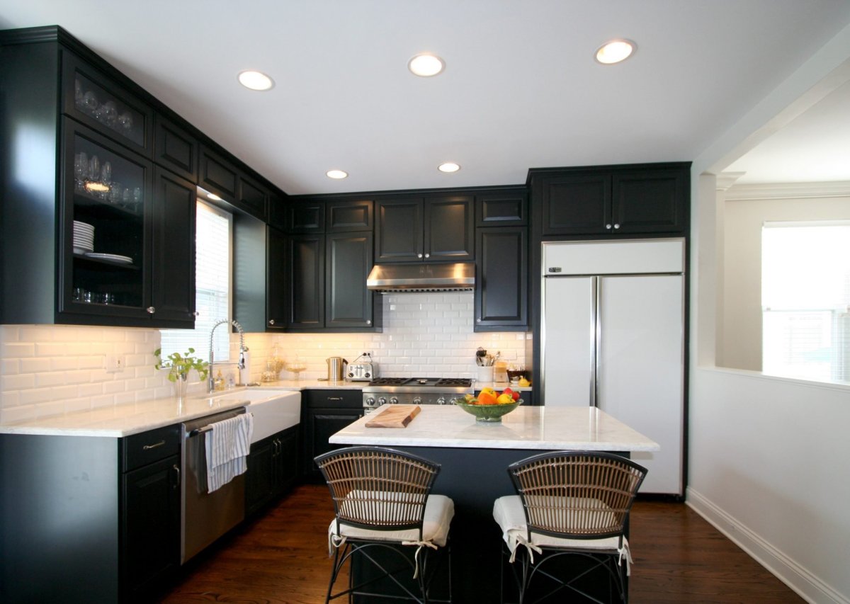 Темные обои на кухне