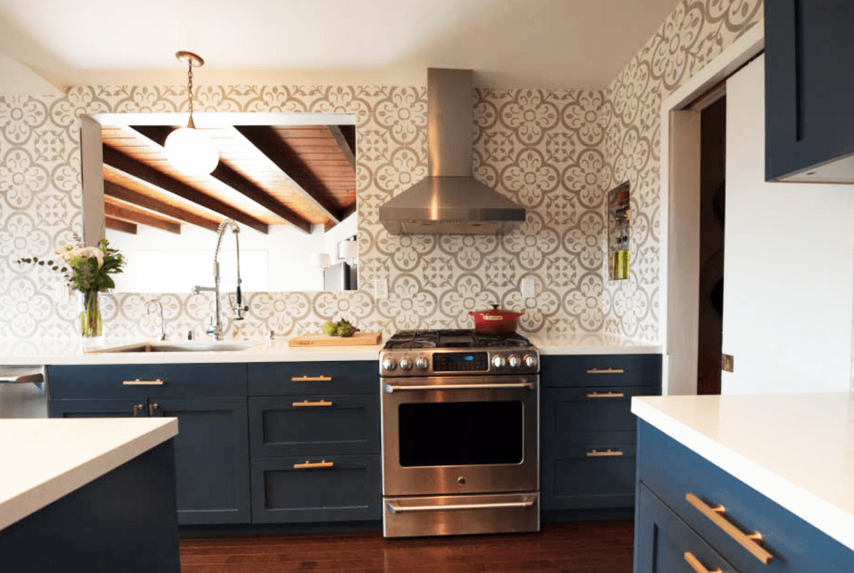 Маленькая кухня в темных тонах