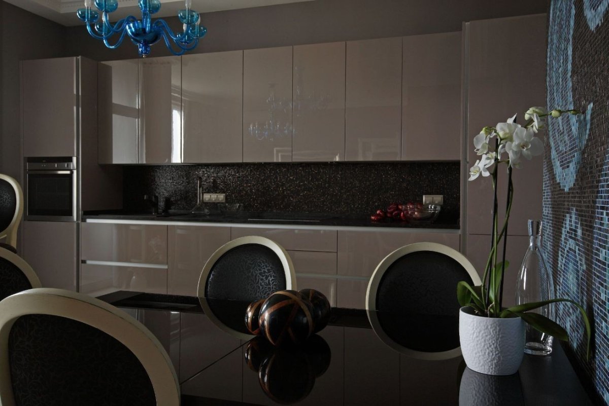 Серые обои на кухне