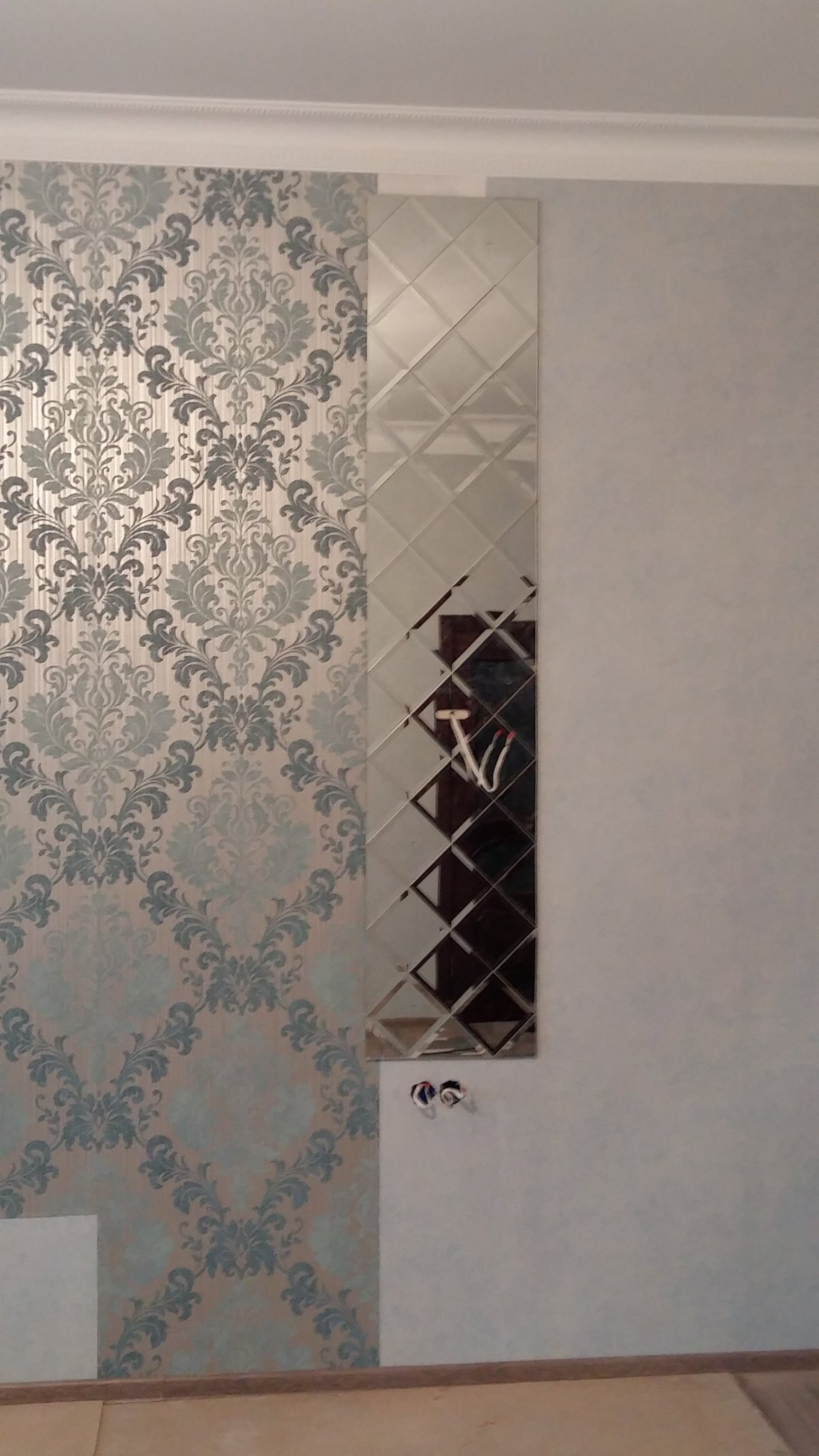 Стык разных обоев