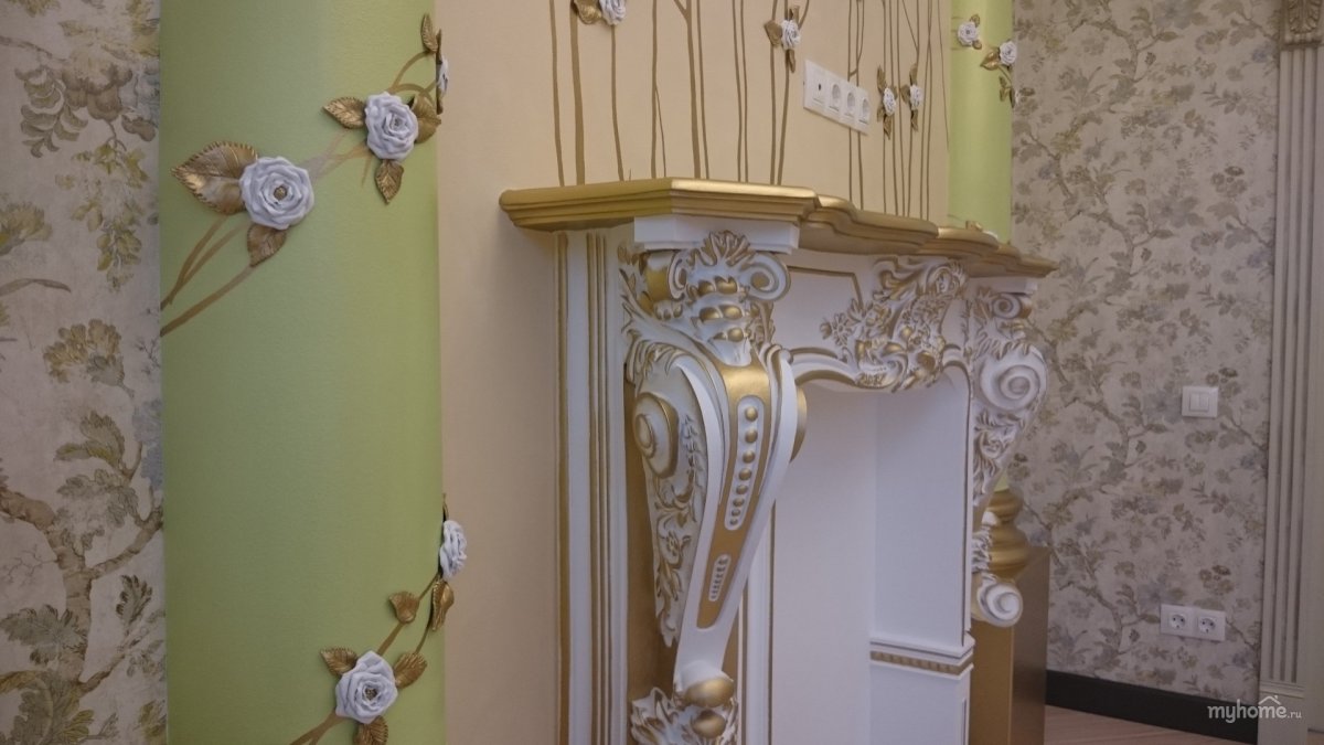 Цветы из обоев над дверью