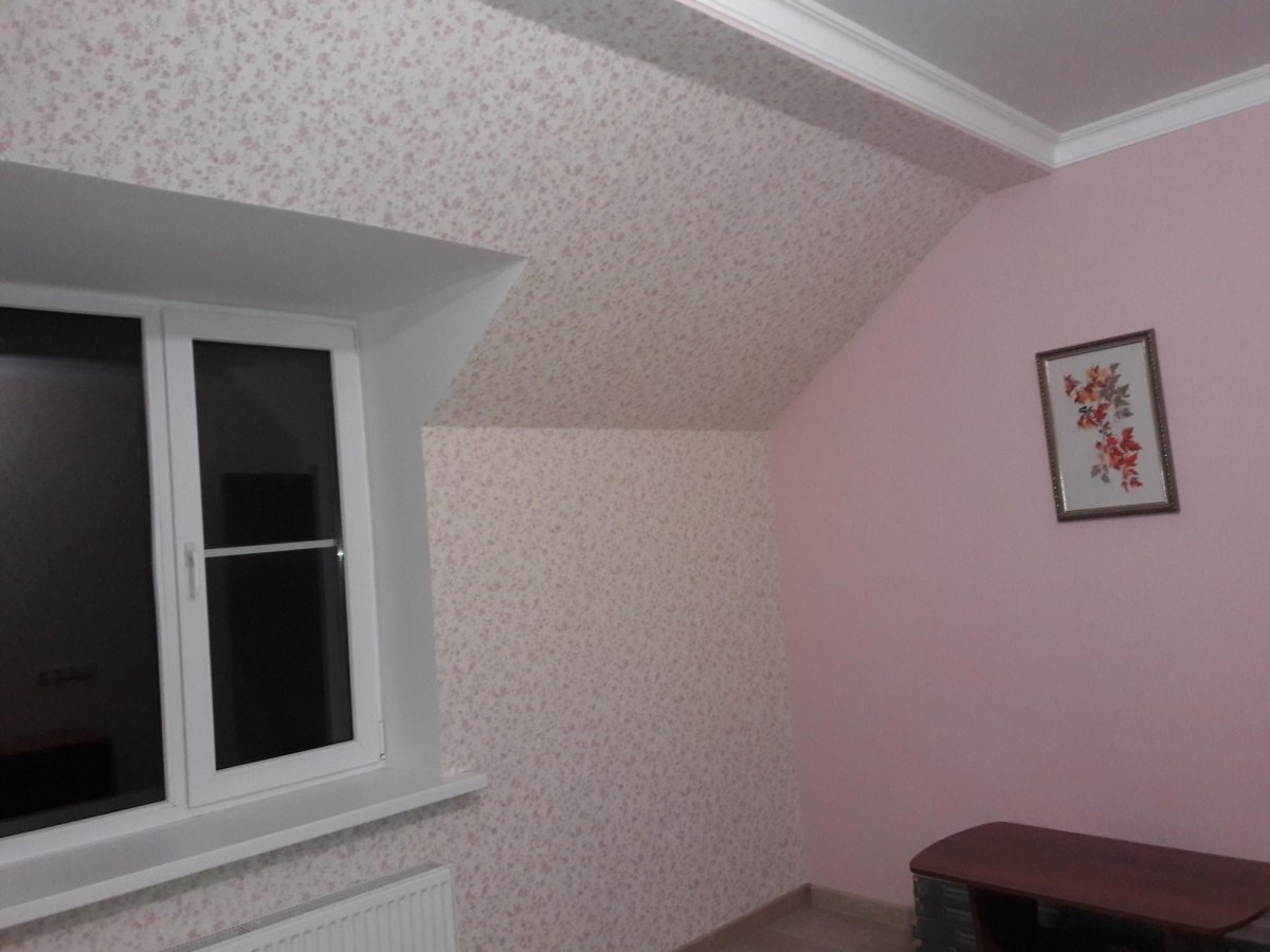 Обои с заходом на откос окна