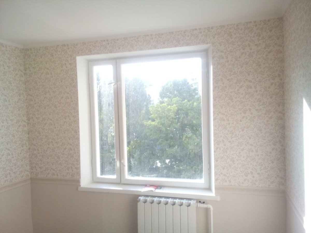 Декорирование потолка обоями