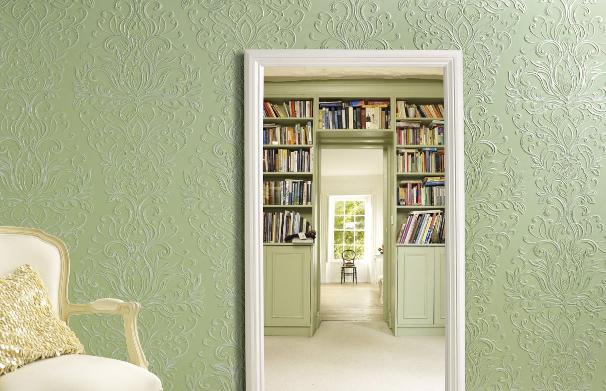 Декоративный камень вокруг окна