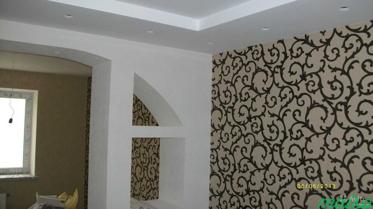 Обклеить нишу обоями