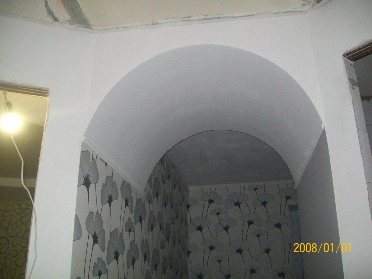 Клеем арку обоями