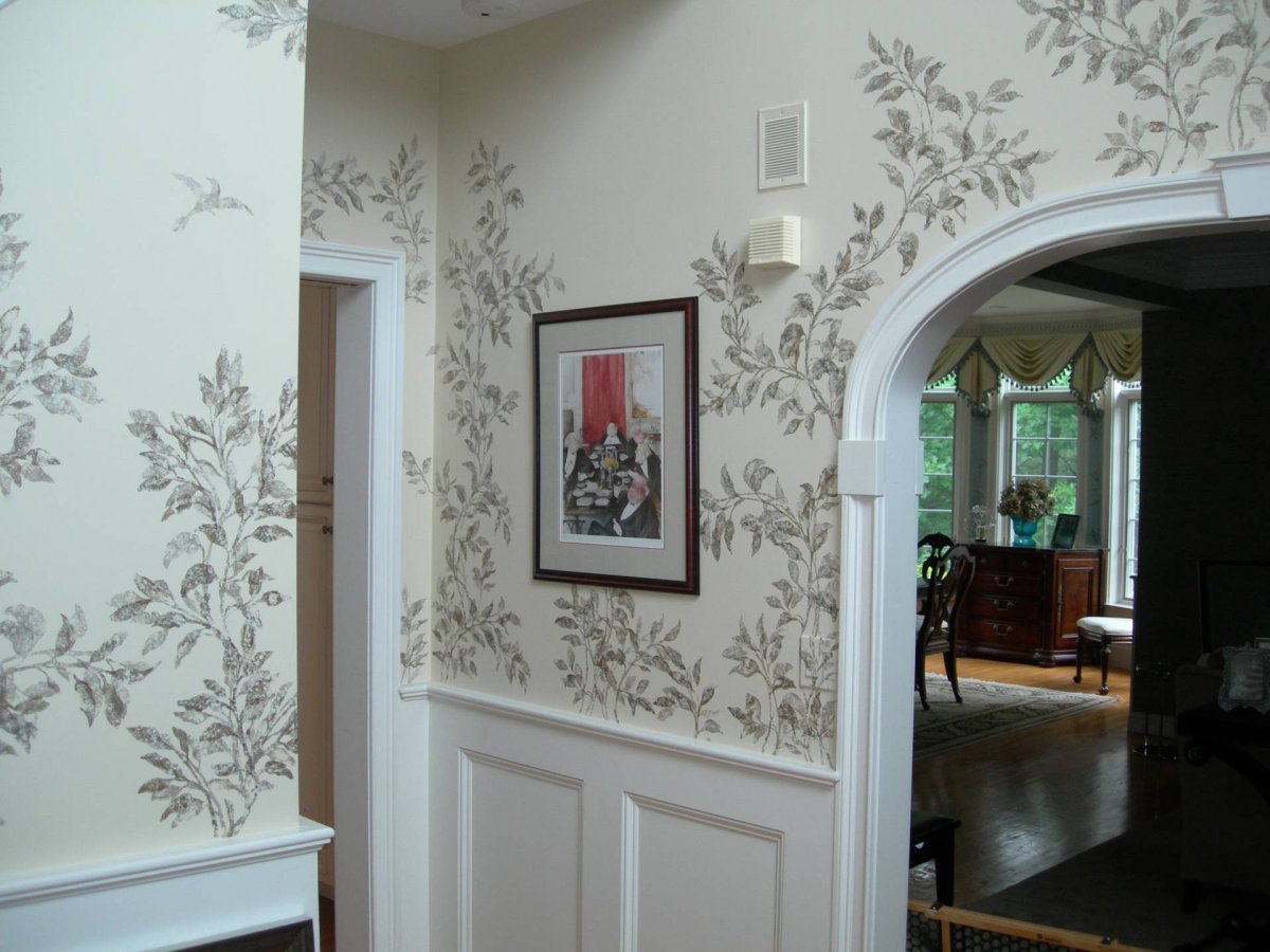 Покраска стен с лепниной