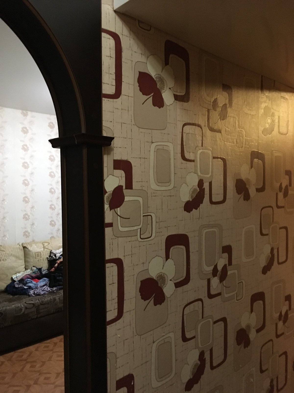 Красиво поклеить обоями коридор