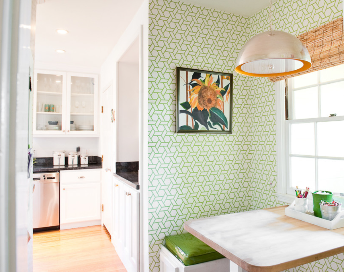 Полоски на стене в интерьере