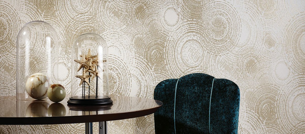 Обои с блеском в интерьере