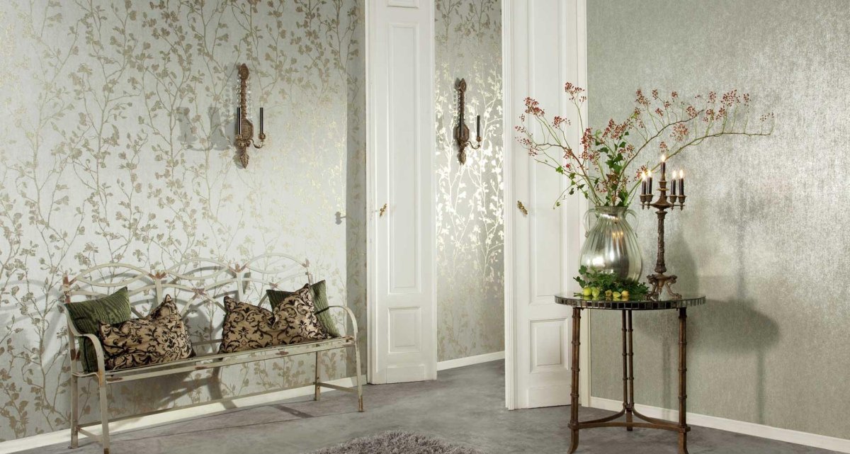 Обои с цветами в коридоре