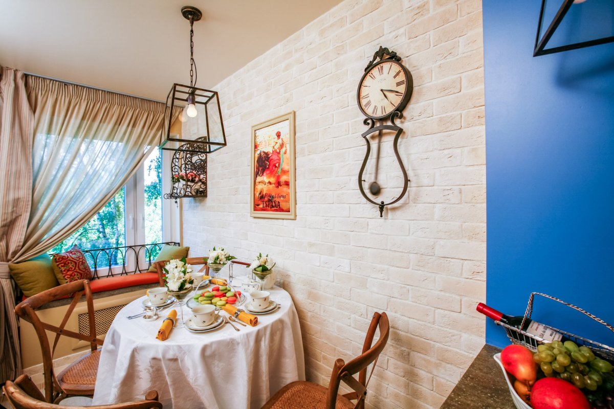 Белый кирпич в интерьере кухни