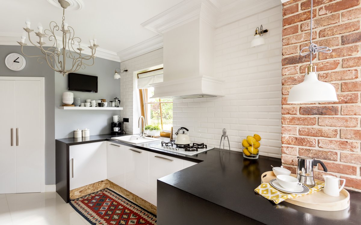 Кухня гостиная с белой кирпичной стеной