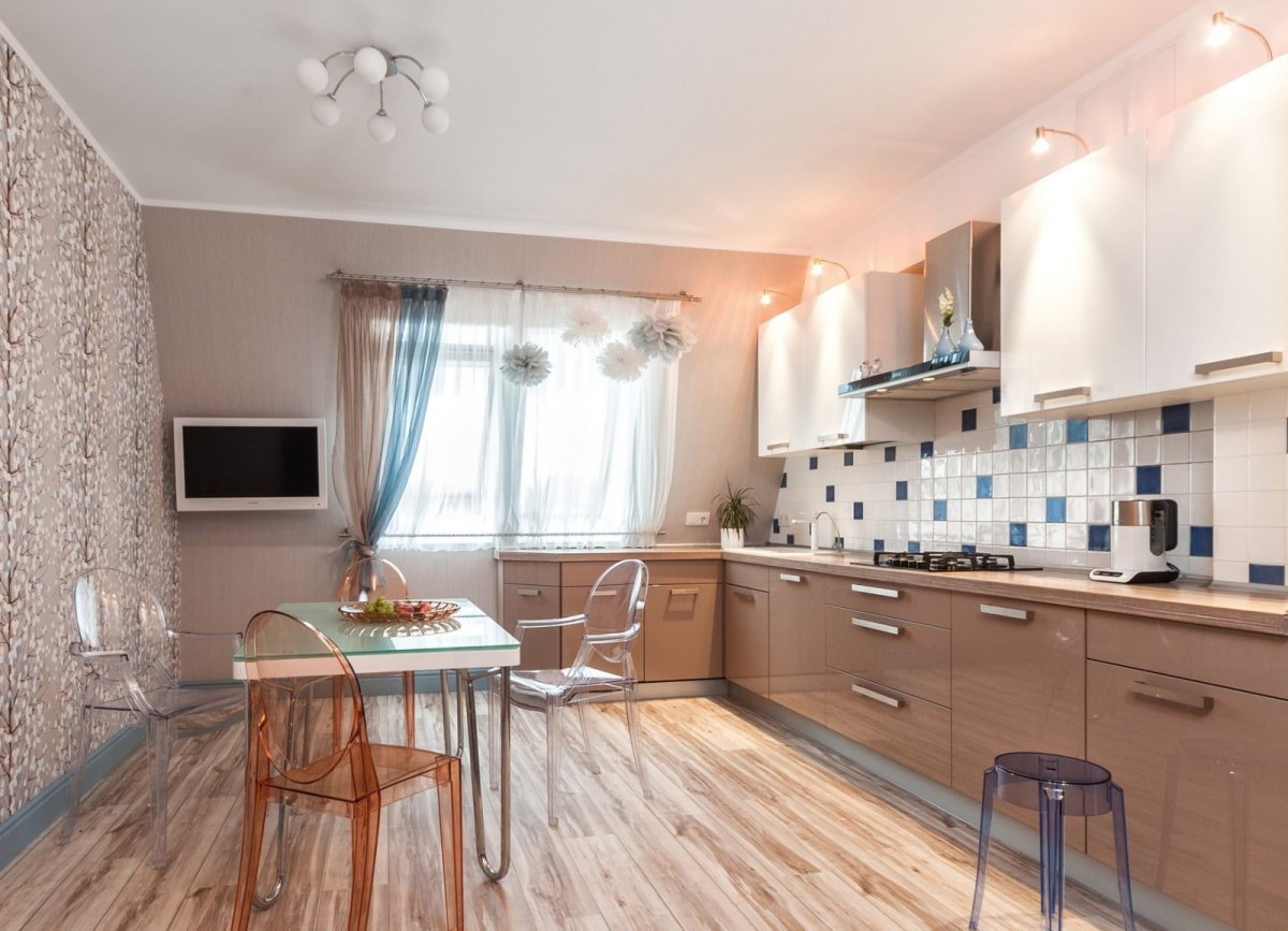 Кухня с бежевыми обоями