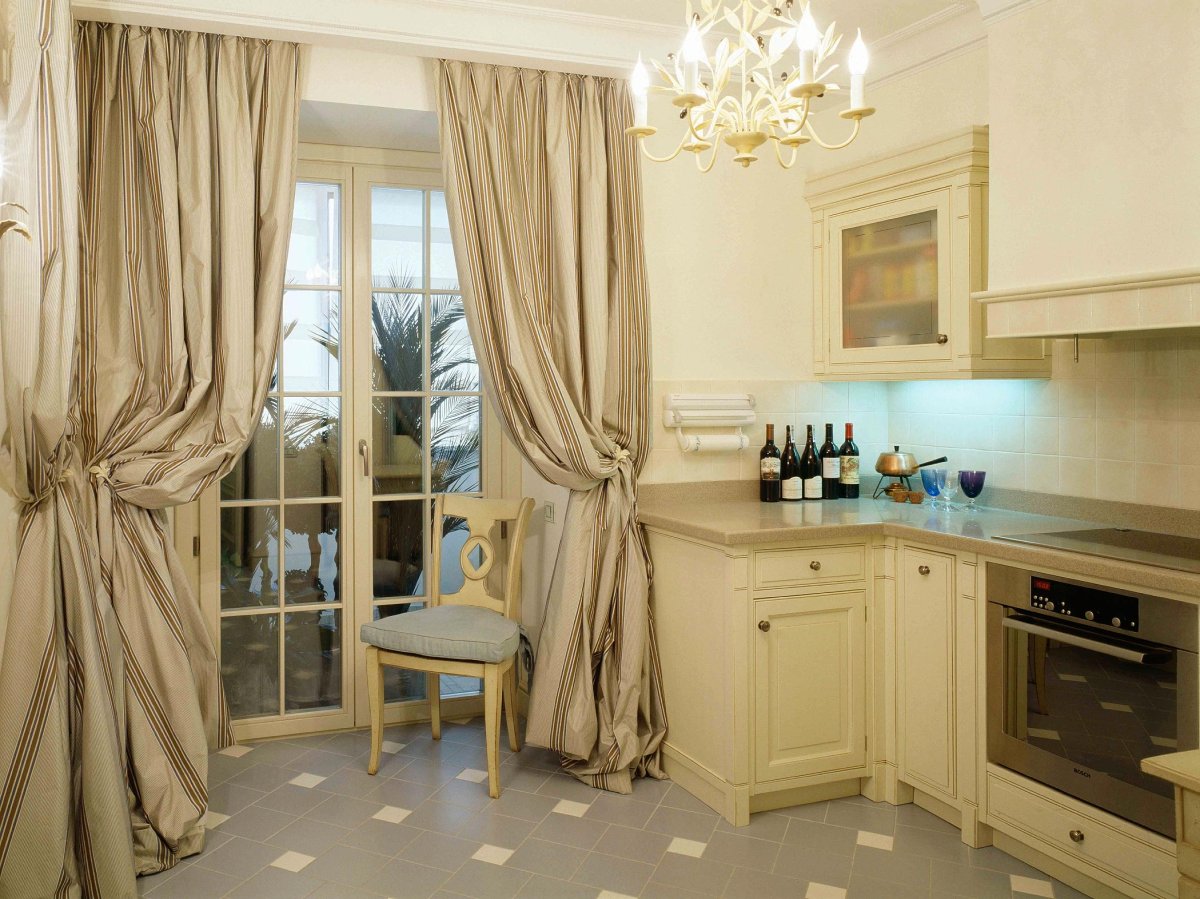 Обои в интерьере кухни