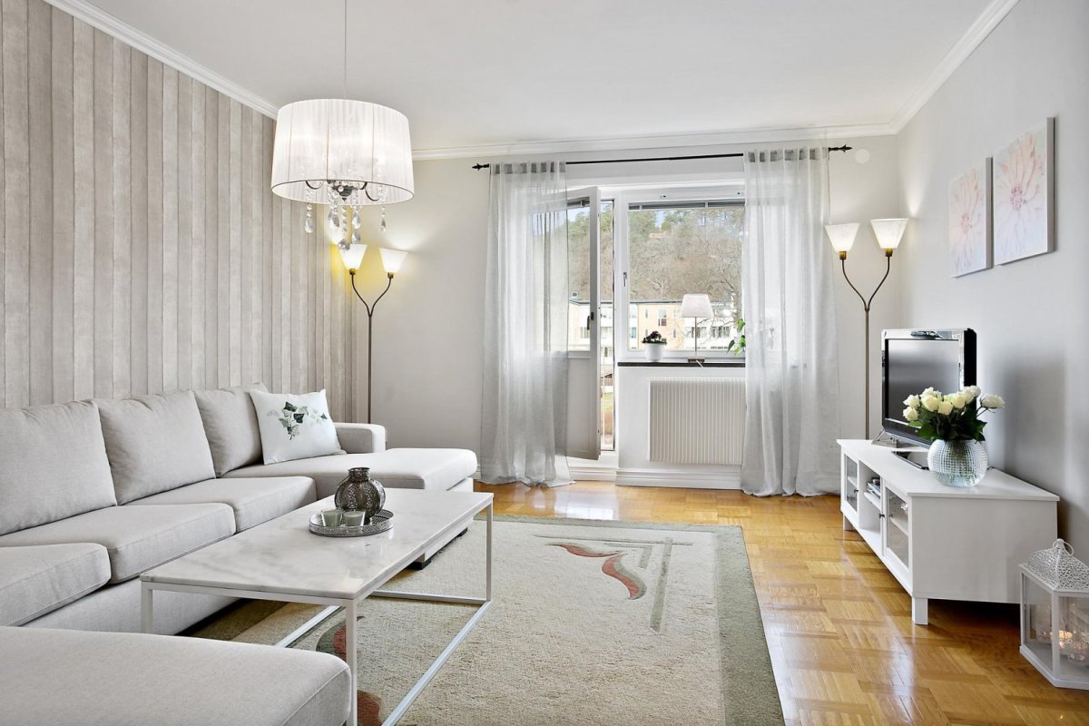 Обои с вензелями в интерьере гостиной