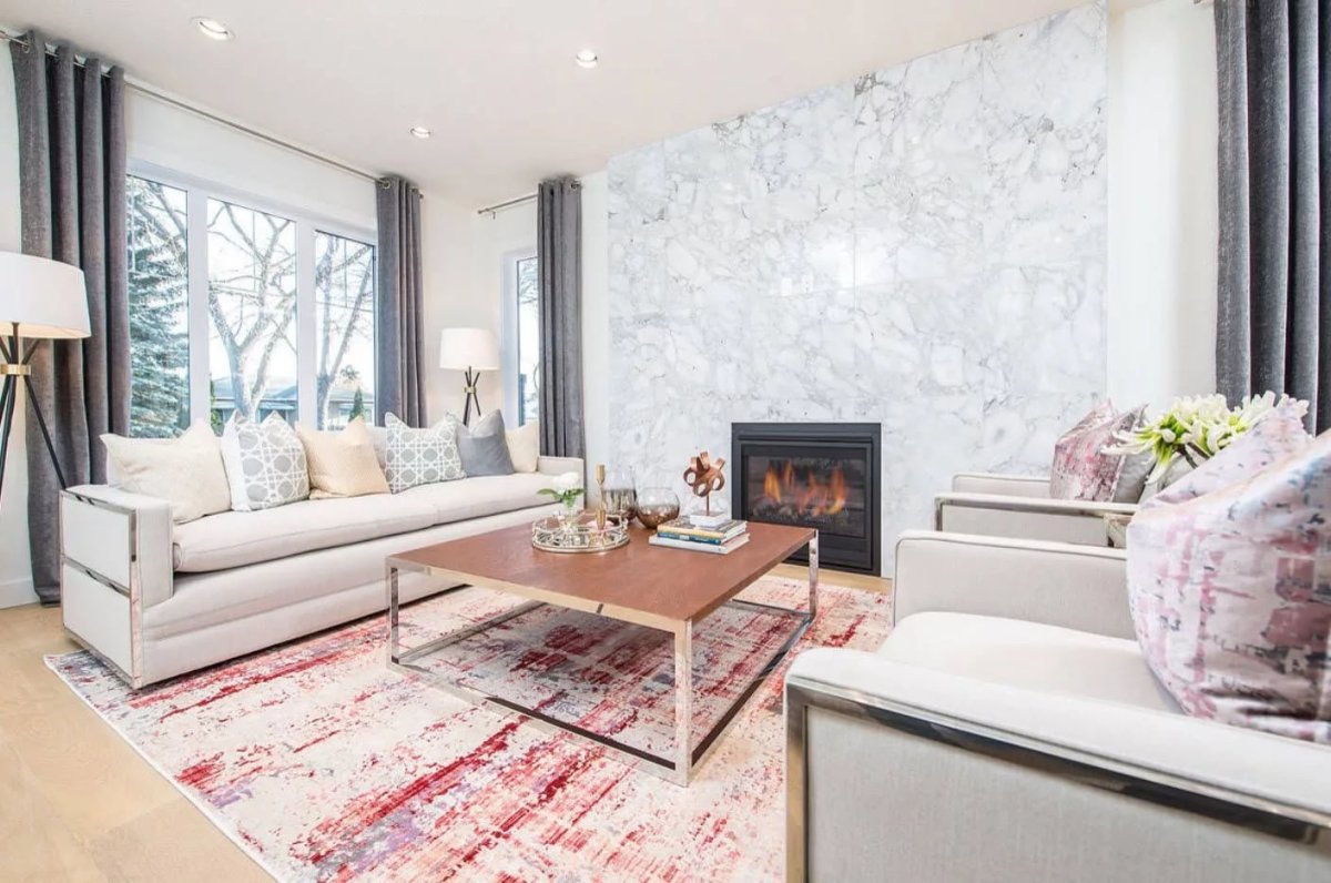 Бежевые стены и белая мебель