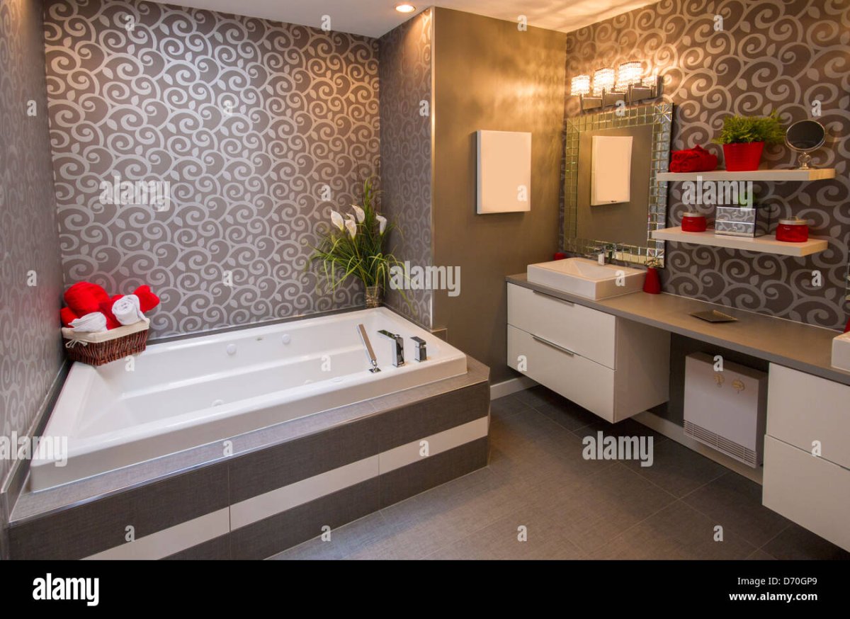 Ванная с обоями